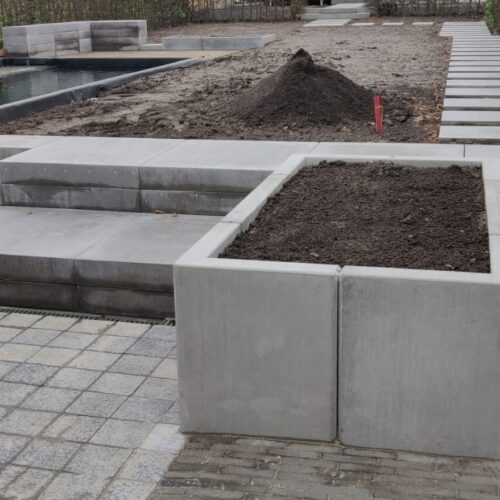 Maatwerk traptreden in industrieel beton - betongrijs